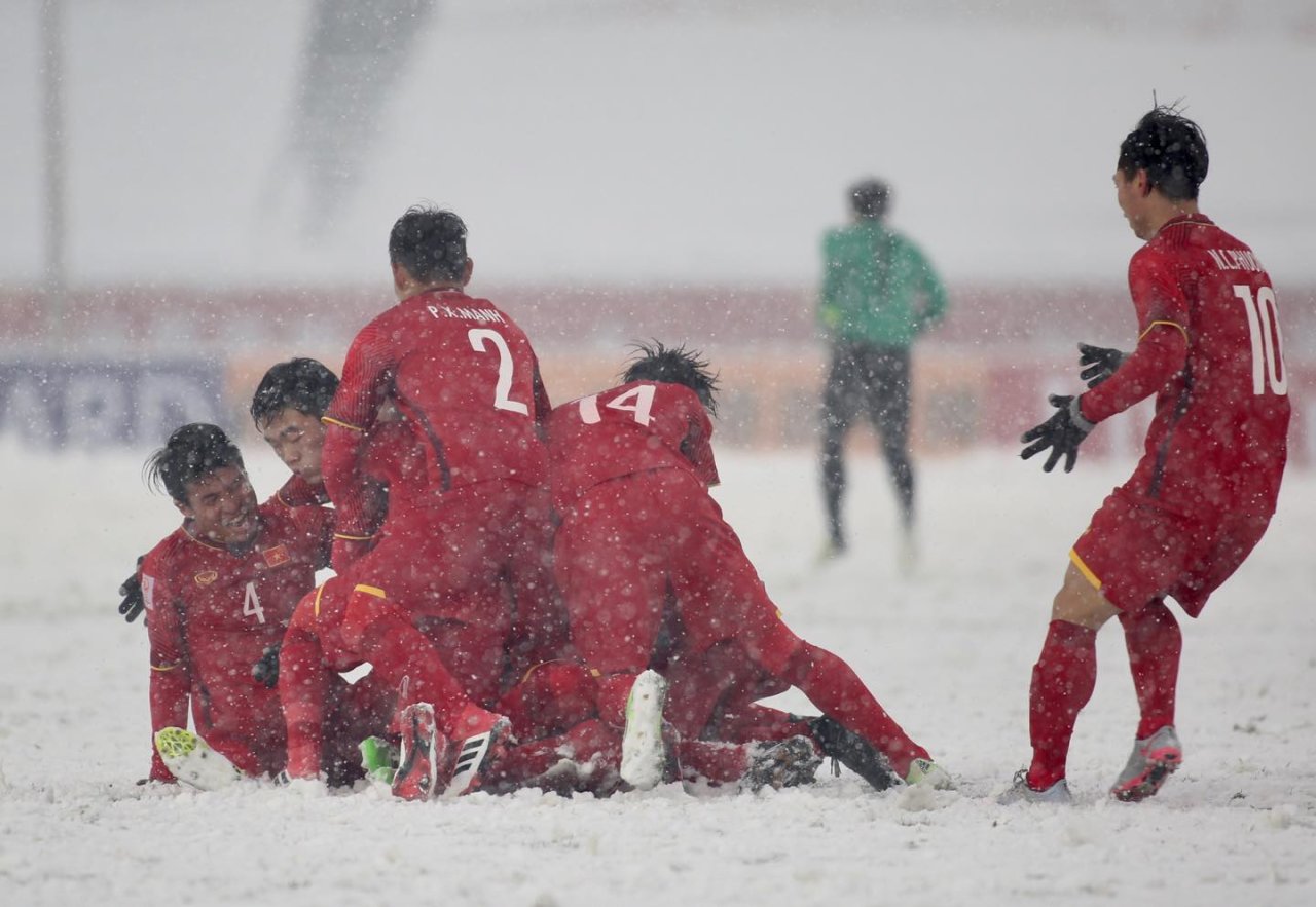Vietnamese players celebrate after scoring an equalizer against Uzbekistan. Photo: Tuoi Tre