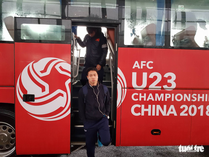 The players get off the bus after arriving at the airport in Changzhou, China on the morning of January 28, 2018. Photo: Tuoi Tre