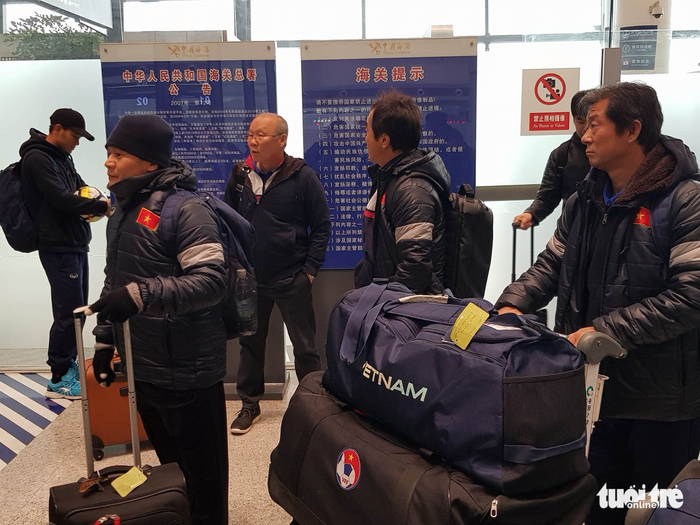 The coaching staff at the airport. Photo: Tuoi Tre