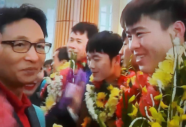 Deputy Prime Minister Vu Duc Dam (L) welcomes Vietnamese players at Noi Bai International Airport in Hanoi on January 28, 2018. Photo: Tuoi Tre