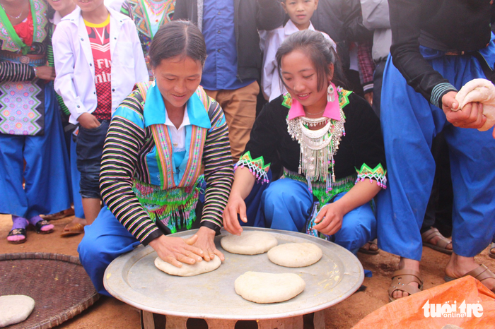 Hmong women shape the dough. Photo: Tuoi Tre