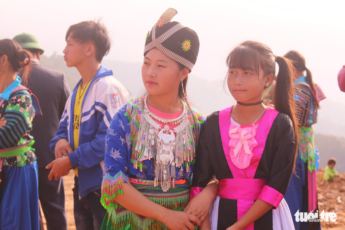 Both male and female visitors wear traditional costumes for this special occasion. Photo: Tuoi Tre
