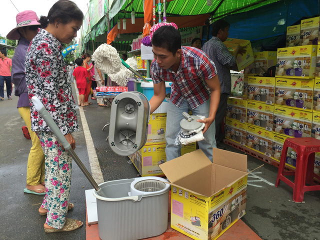 People choose Vietnamese goods at a trade fair. Photo: Tuoi Tre