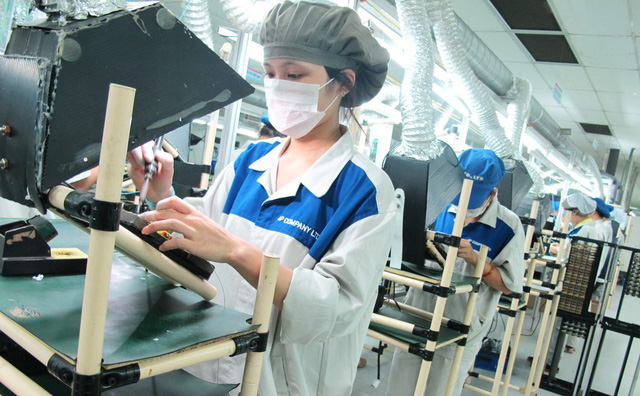 Employees are seen at an electronics factory in Vietnam. Photo: Tuoi Tre
