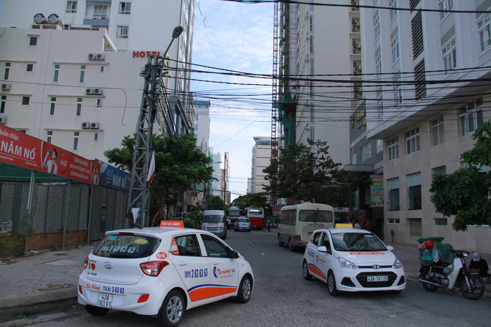 Multi-story hotels along a narrow street in Da Nang. Photo: Tuoi Tre