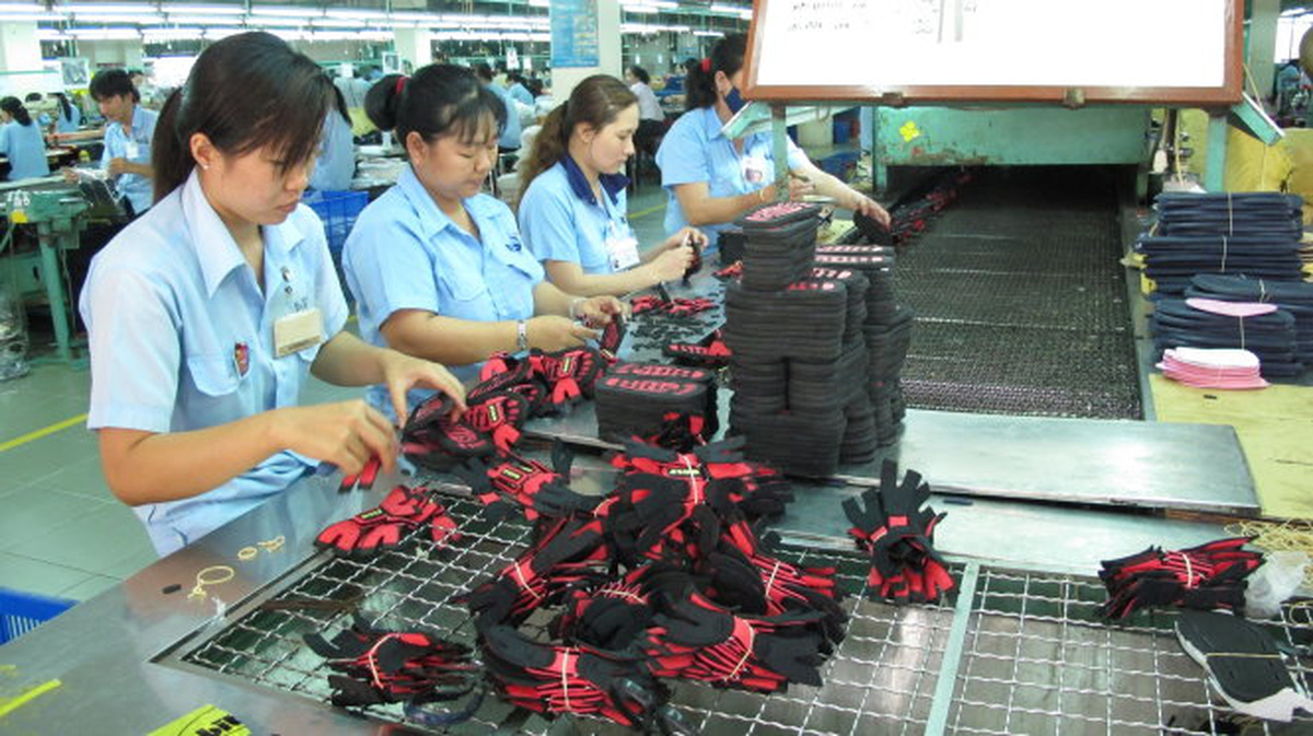 Employees are seen at a shoe making plant in Vietnam. Photo: Tuoi Tre