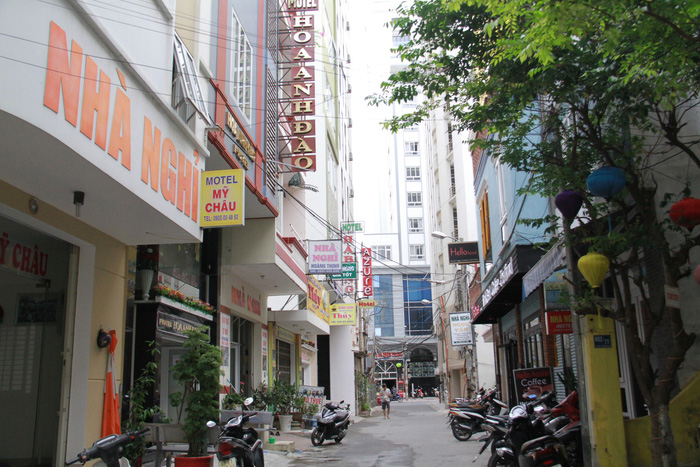 A small alley on Ha Bong Street is filled with hotels. Photo: Tuoi Tre