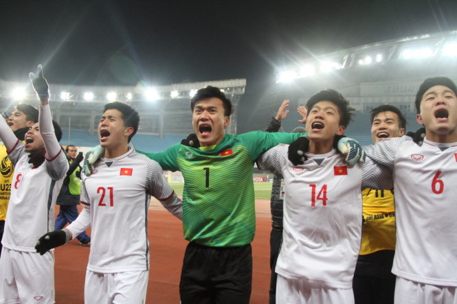 Vietnam's goalkeeper Bui Tien Dung celebrates with his teammates after a match at the AFC U23 Championship in China. Photo: Tuoi Tre