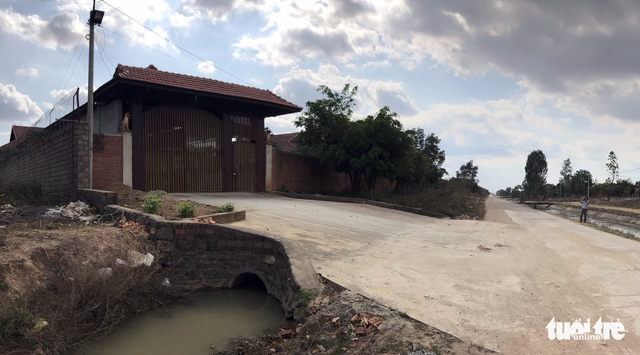 The road in front of the villa is properly built. Photo: Tuoi Tre