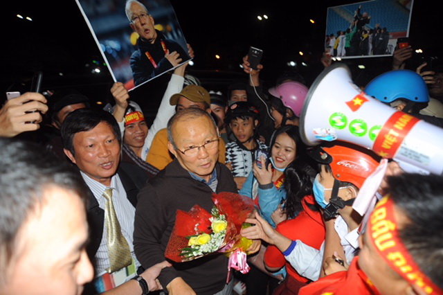 Coach Park Hang seo is welcomed upon his arrival to Pleiku. Photo: Tuoi Tre