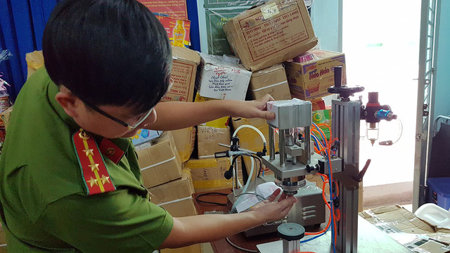 A machine used for making counterfeit perfume is seen at the facility in Ho Chi Minh City. Photo: Tuoi Tre.