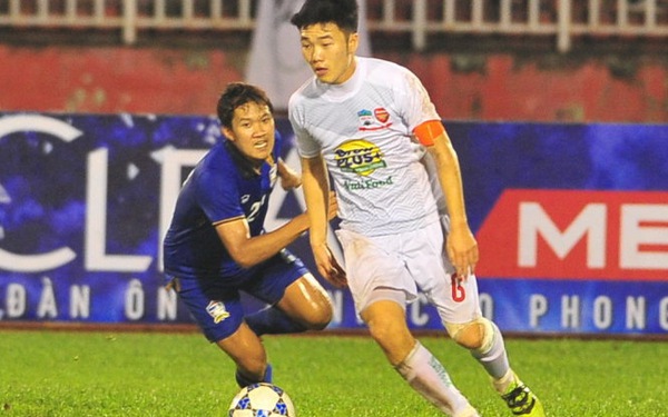 Vietnam's Xuan Truong (left) plays for South Korea Gangwon club. Photo: Tuoi Tre