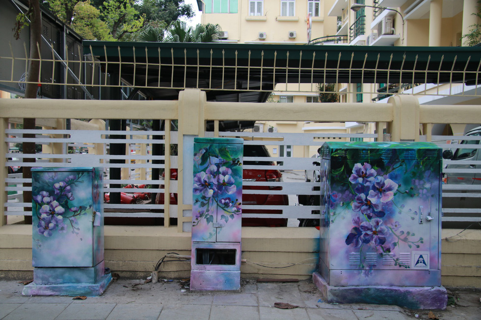 Electrical cubicles in new painting clothes at the crossroad between Phan Chu Trinh and Ly Thuong Kiet, in Hoan Kiem District, Hanoi. Photo: Tuoi Tre