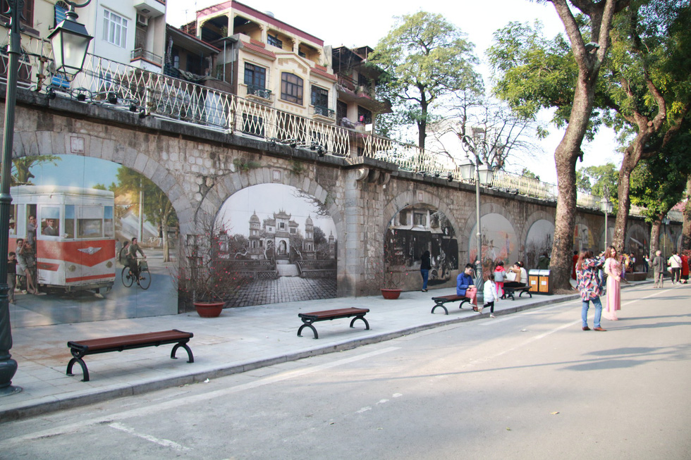 Frescos reminiscent of a quaint version Hanoi. Photo: Tuoi Tre