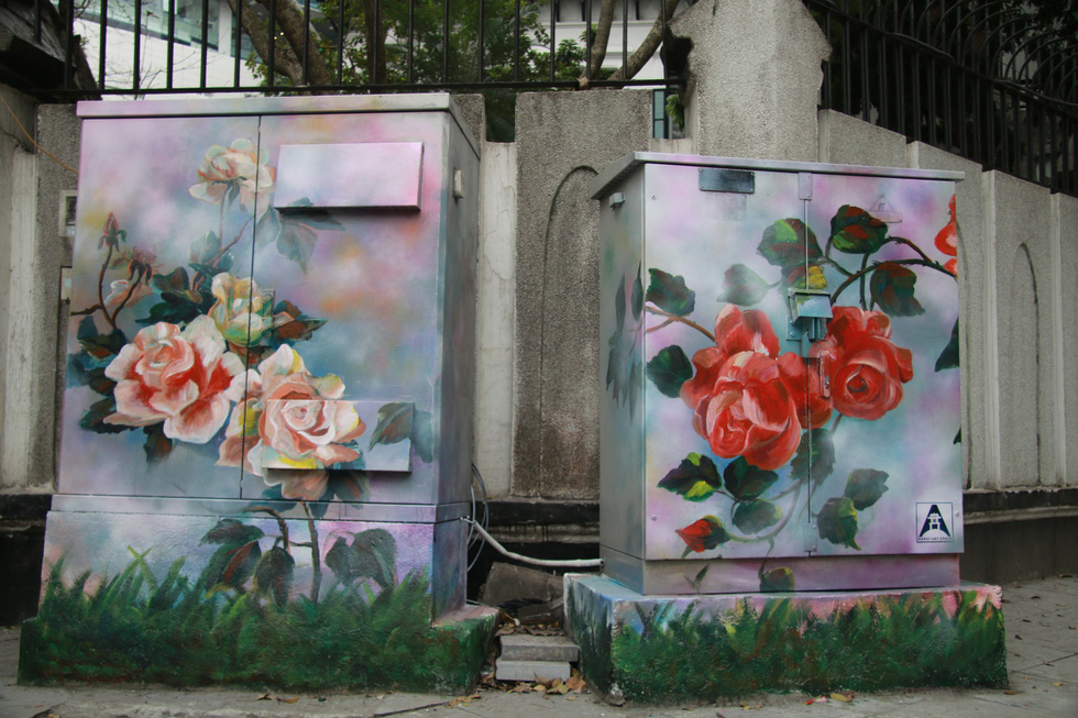 Roses brighten up electrical cubicles in Hanoi. Photo: Tuoi Tre