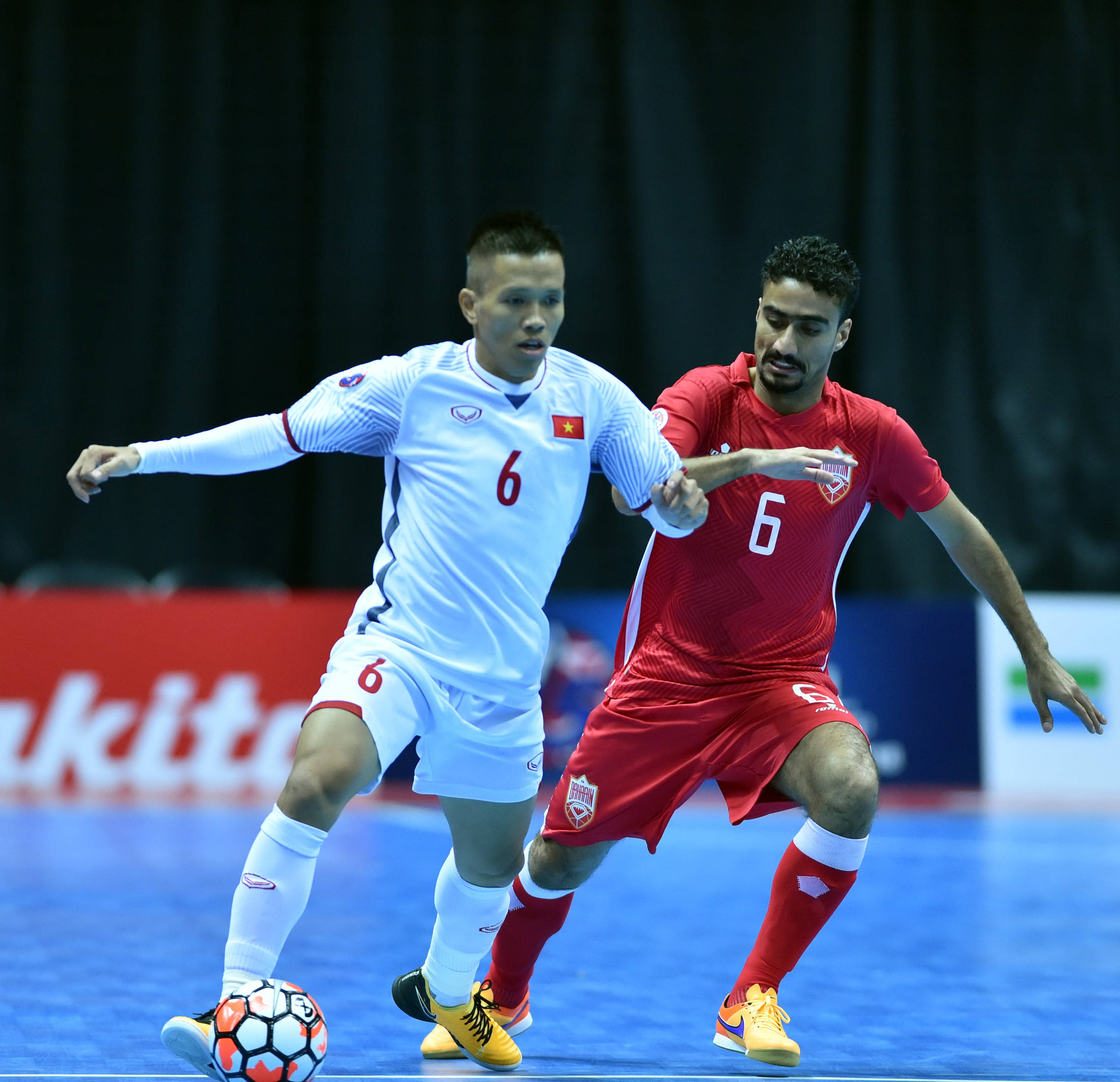 Vietnam (left) and Bahrain players fight for the ball during their match at the 2018 AFC Futsal Championship in Taiwan. Photo: AFC