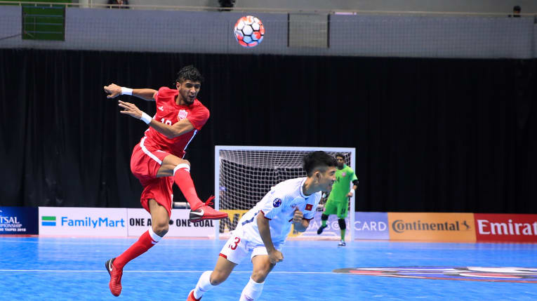 Vietnam (right) and Bahrain players fight for the ball during their match at the 2018 AFC Futsal Championship in Taiwan. Photo: AFC