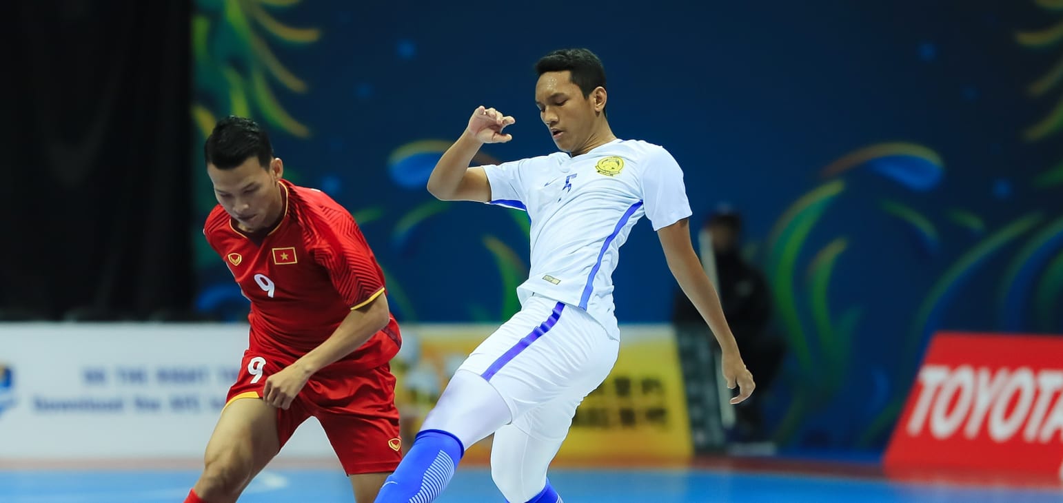 Vietnam (left) and Malaysia players fight for the ball during their match at the 2018 AFC Futsal Championship in Taiwan. Photo: AFC