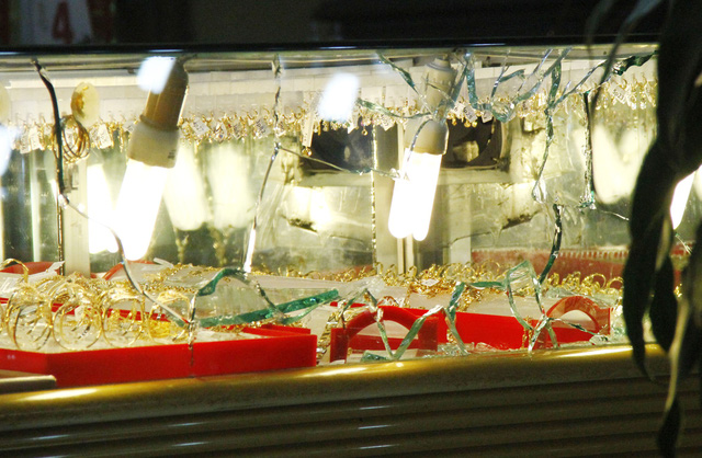 The glass cabinet after being damaged by the robber’s hammer. Photo: Tuoi Tre