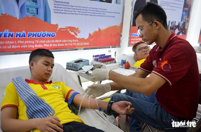 A volunteer donates his blood. Photo: Tuoi Tre
