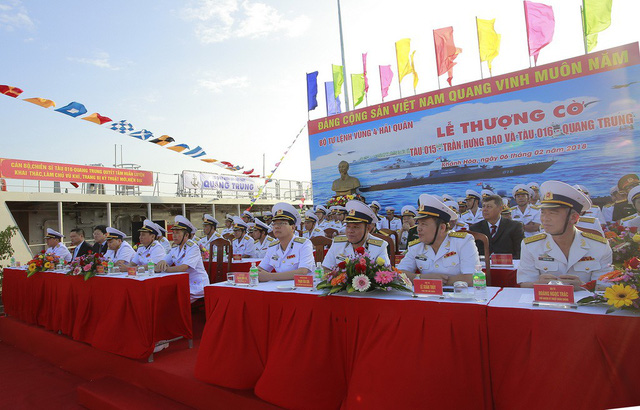 Delegates attend the flag-hoisting ceremony on February 6, 2018 at Cam Ranh Port in Khanh Hoa Province. Photo: Tuoi Tre