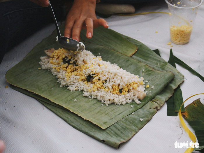 As well as banh chung, volunteers also made banh tet, a cylindrical glutinous rice cake and a southern counterpart to the northern banh chung. Photo: Tuoi Tre