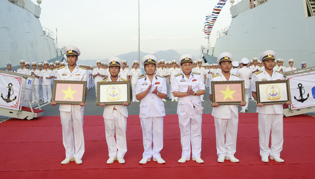 The ships’ representatives receive the national and Vietnamese Navy flags on February 6, 2018 at Cam Ranh Port in Khanh Hoa Province. Photo: Tuoi Tre