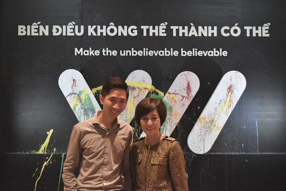 Elizabete Fong (R), general director of Vietnamobile, poses for photos with a guest at the launch of the company's 'Thanh SIM' product in Ho Chi Minh City on February 6, 2018. Photo: Tuoi Tre