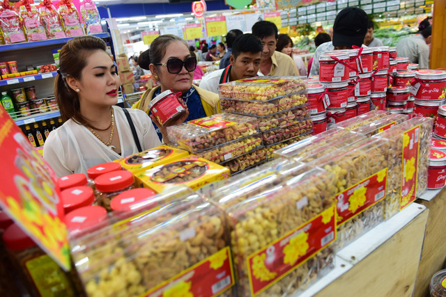 People buy food in preparation for Tet in Ho Chi Minh City. Photo: Tuoi Tre
