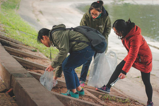 Young Vietnamese collect litter at Thien Quang Lake, Hai Ba Trung District, Hanoi. Photo: Water Wise Vietnam