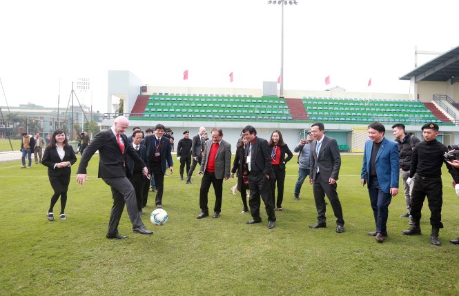 FIFA president Gianni Infantino (L) kicks a football in front of the media during a visit to the Vietnam Football Federation in Hanoi on Thursday. Phone: Tuoi Tre