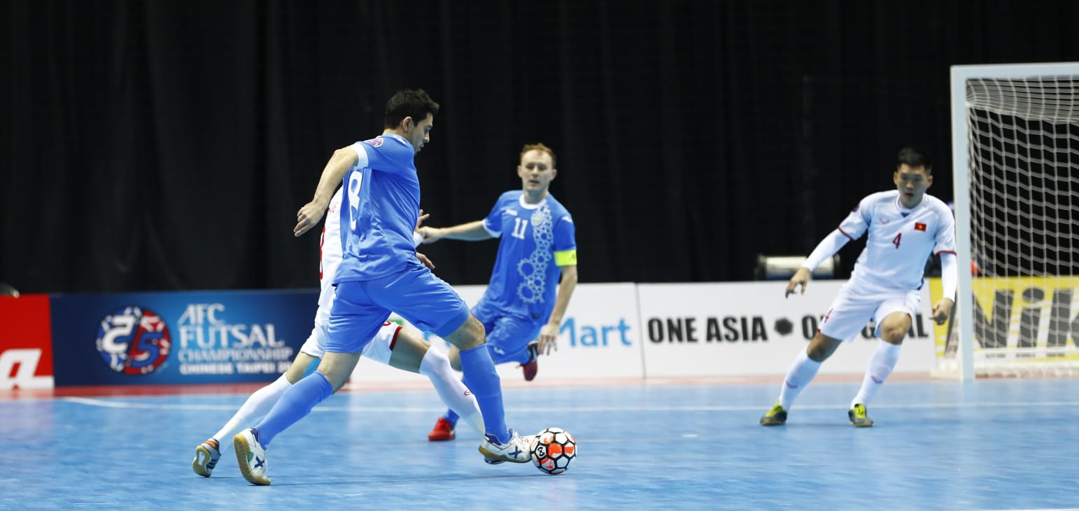 Vietnam (white) and Uzbekistan players fight for the ball during their quarterfinal match at the 2018 AFC Futsal Championship in Taiwan on February 8, 2018. Photo: AFC