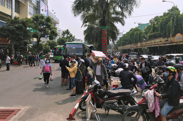 Passengers are seen at the entrance to Mien Dong Bus Station in Ho Chi Minh City on February 9, 2018. Photo: Tuoi Tre
