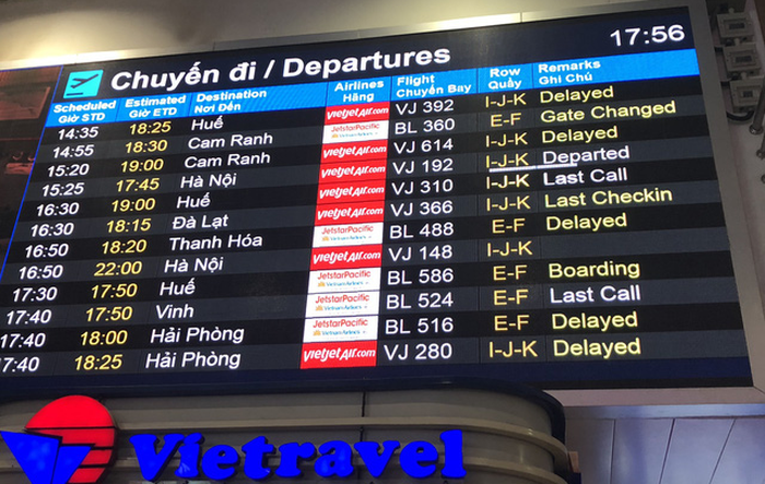 Multiple delays are shown on the information screen at the airport. Photo: Tuoi Tre