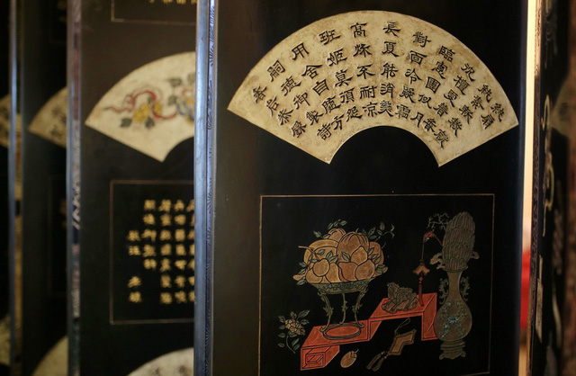 A poem is engraved in a fan shape on the treasured binh phong (traditionally-styled, Fengshui-friendly partition) at Governor-General Palace (Palace 2 now). Photo: Tuoi Tre