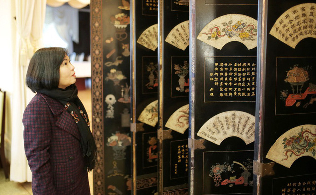 An intrigued visitor takes a close look at the age-old royal partition. Photo: Tuoi Tre