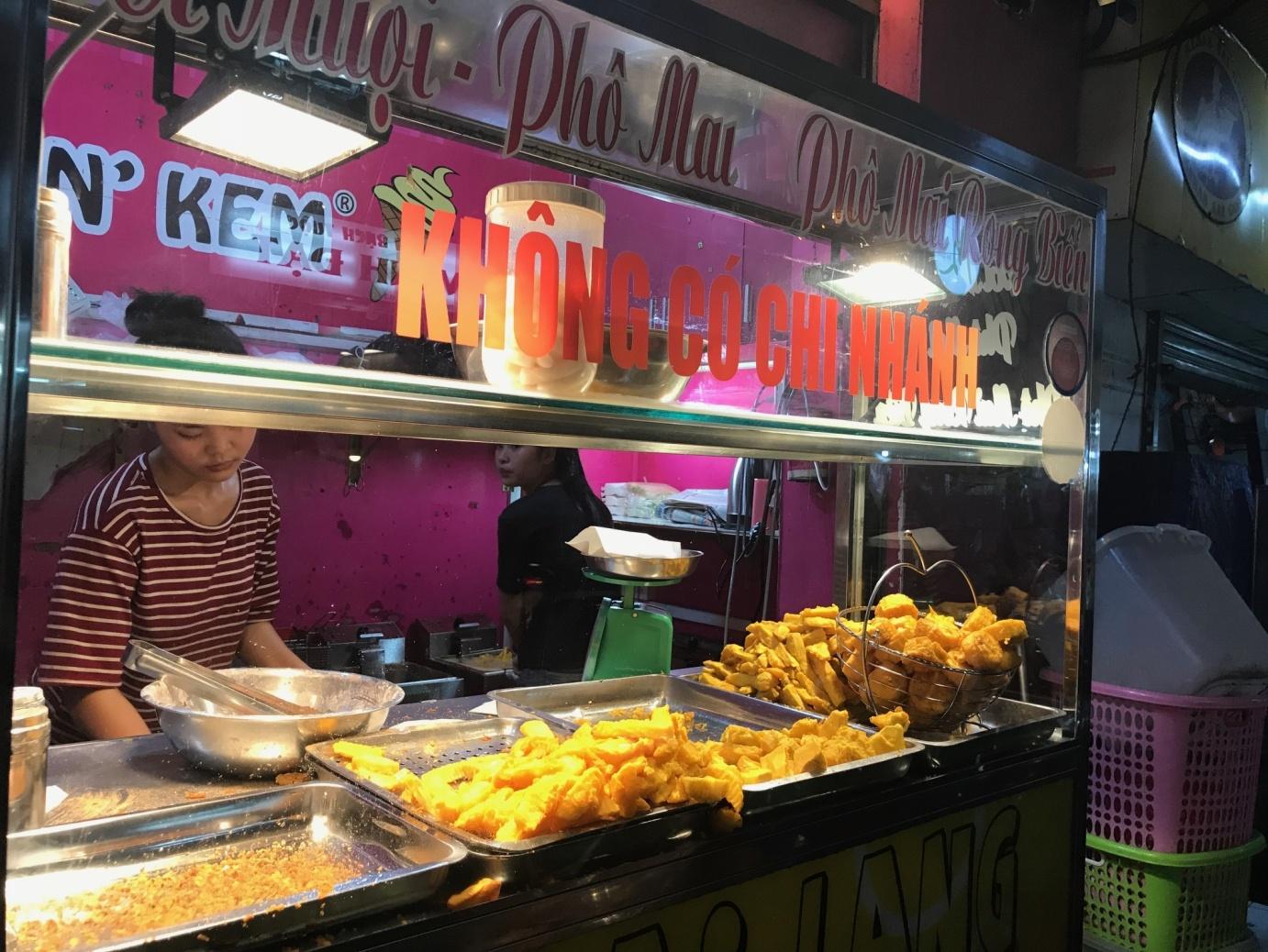 The food stall Khoai Lang Lac Xi Muoi offers delicious wedges of deep fried yam. Photo: Johannes Christian Karl Thiele