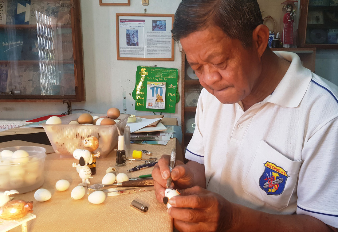 Nguyen Thanh Tam makes his eggshell figurines.
