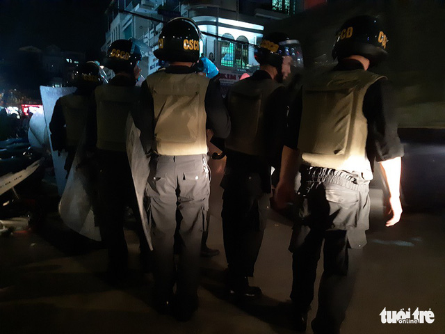 Hundreds of police officers are dispatched to disperse an armed gang fight at a game center in Bien Hoa City, Dong Nai Province February 15, 2018. Photo: Tuoi Tre