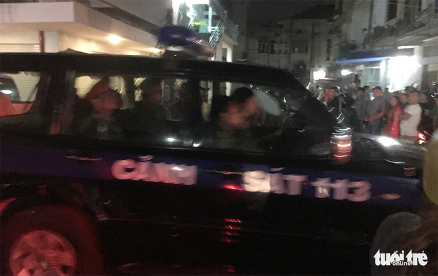 Gang members are taken away on police cars after their arrest in Bien Hoa City, Dong Nai Province February 15, 2018. Photo: Tuoi Tre
