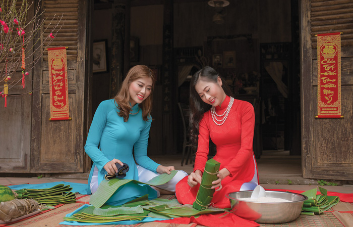 Wrapping banh chung and banh tet, all traditional Vietnamese cakes, is a custom during the Lunar New Year in Vietnam. Photo: Tuoi Tre