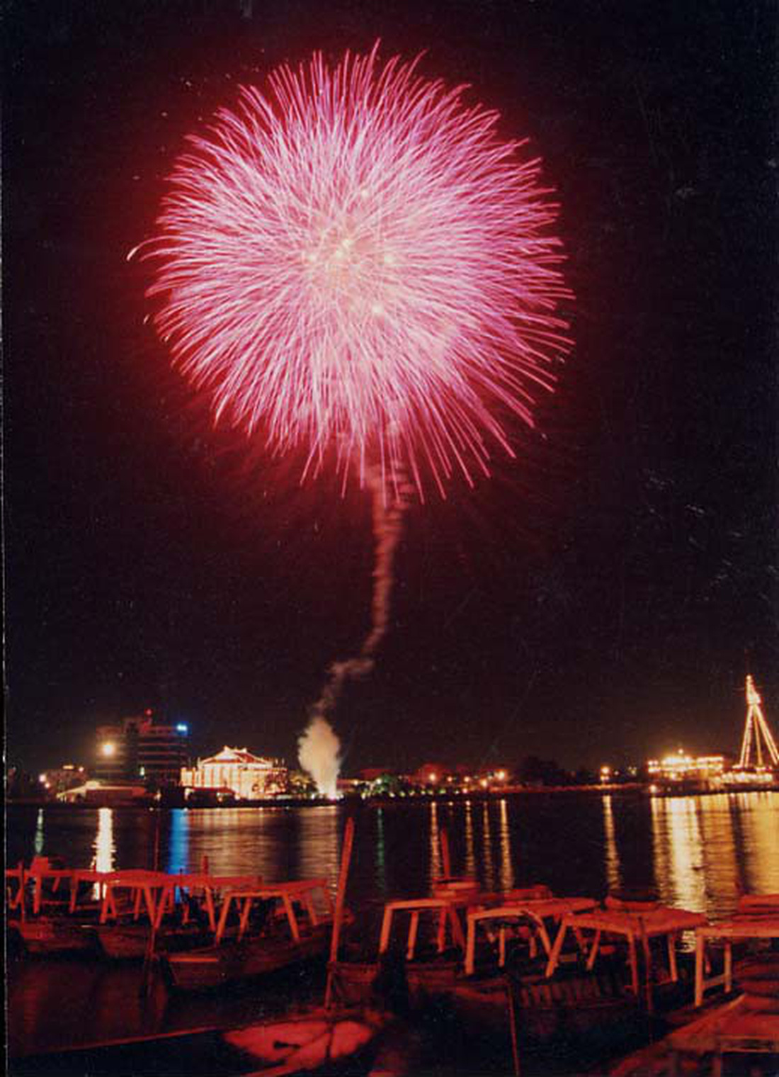 Firework displays in Ho Chi Minh City on the 1999 Lunar New Year. Photo: Tuoi Tre