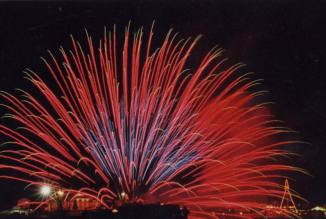 Firework displays in Ho Chi Minh City on the 2000 Lunar New Year. Photo: Tuoi Tre