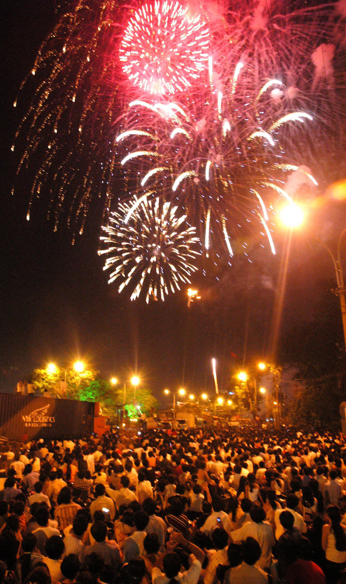 Firework displays in Ho Chi Minh City on the 2007 Lunar New Year. Photo: Tuoi Tre