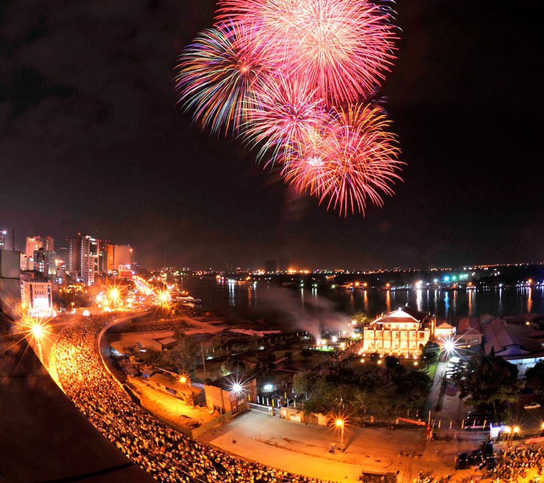 Firework displays in Ho Chi Minh City on the 2009 Lunar New Year. Photo: Tuoi Tre