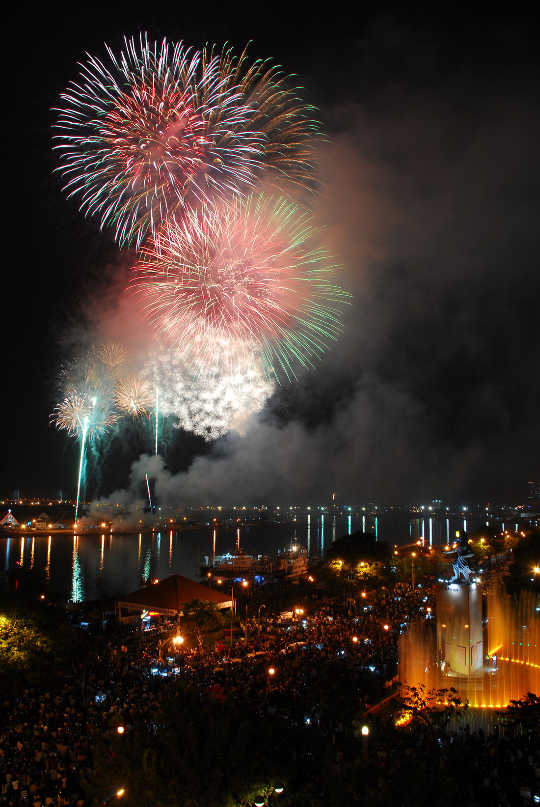 Firework displays in Ho Chi Minh City on the 2011 Lunar New Year. Photo: Tuoi Tre