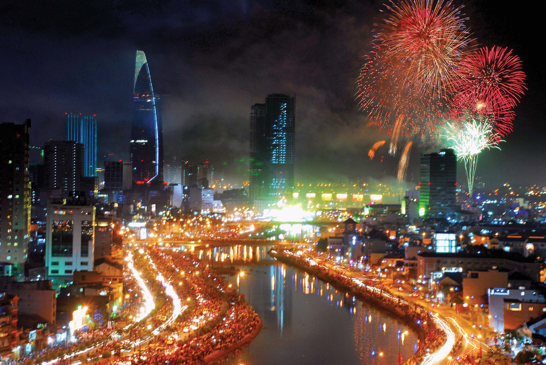 Firework displays in Ho Chi Minh City on the 2013 Lunar New Year. Photo: Tuoi Tre