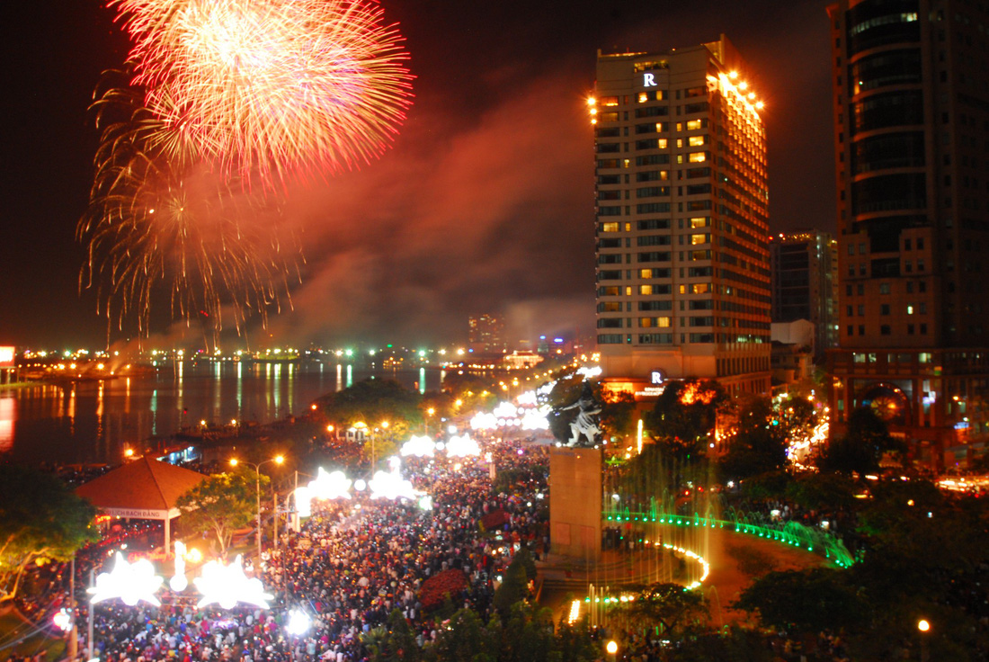 Firework displays in Ho Chi Minh City on the 2014 Lunar New Year. Photo: Tuoi Tre