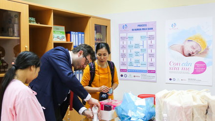 An expert provides instructions on how to collect breast milk at the Da Nang Pediatrics and Obstetrics Hospital's human milk bank. Photo: Tuoi Tre