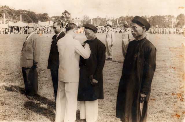 King Bao Dai, the country's last king, confers prestigious titles on 16 Ha Dong villagers for their contributions to the development of vegetable and flower farming in Da Lat in 1945 in this file photo.